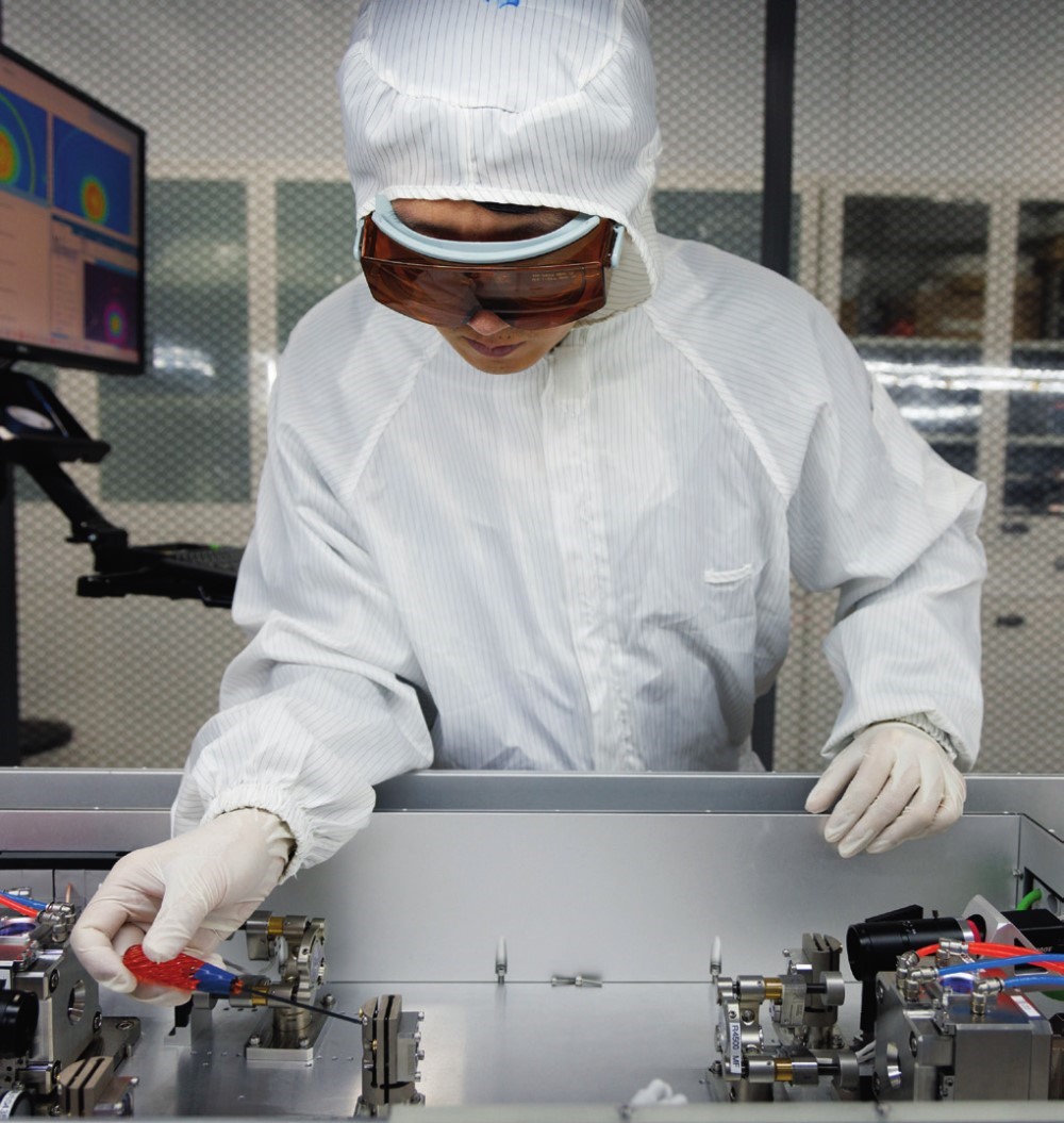 科研人員在廣東東莞阿秒科學(xué)中心實驗室調(diào)試高性能激光器（2025年1月10日攝）。金立旺攝/本刊