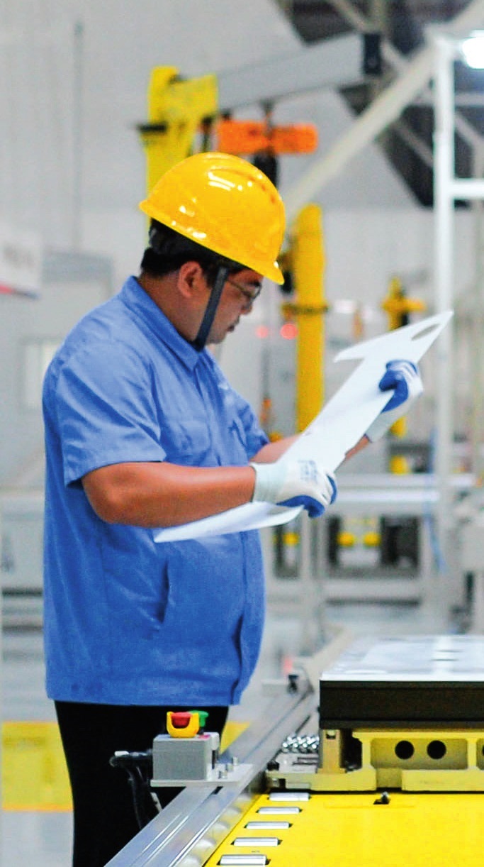 工人在位于廣東珠海的緯景儲能珠?！俺珿工廠”工作（2024年5月19日攝）。李任滋攝/本刊