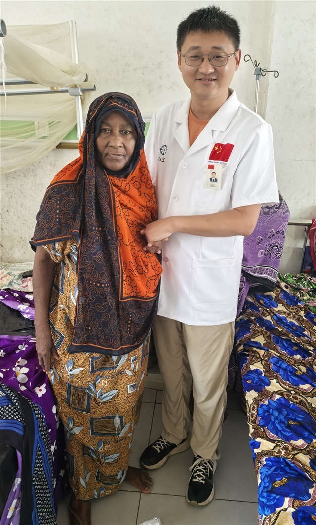 術(shù)后第二天患者即能站立。中國(guó)援桑醫(yī)療隊(duì)供圖