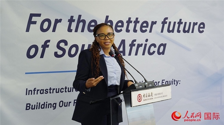 馬塞莫拉女士詳細(xì)介紹了南非政府在基礎(chǔ)設(shè)施建設(shè)方面的最新規(guī)劃和社會(huì)公益項(xiàng)目。人民網(wǎng) 劉暢攝