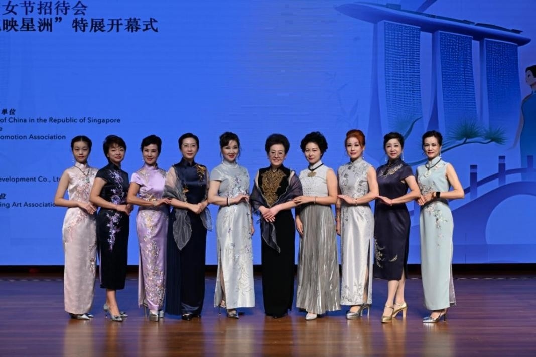 海派旗袍走秀展示著不同款式旗袍的獨(dú)特魅力。新加坡中國文化中心供圖