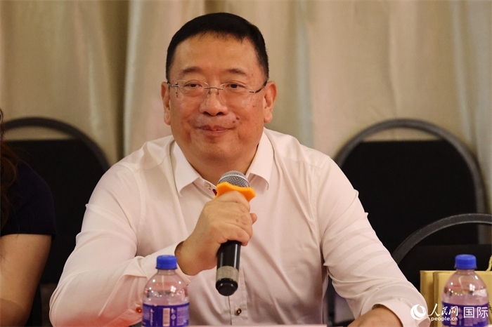 巴西文協(xié)主席上官建峰在座談會上致辭。人民網(wǎng)記者 陳海琪攝