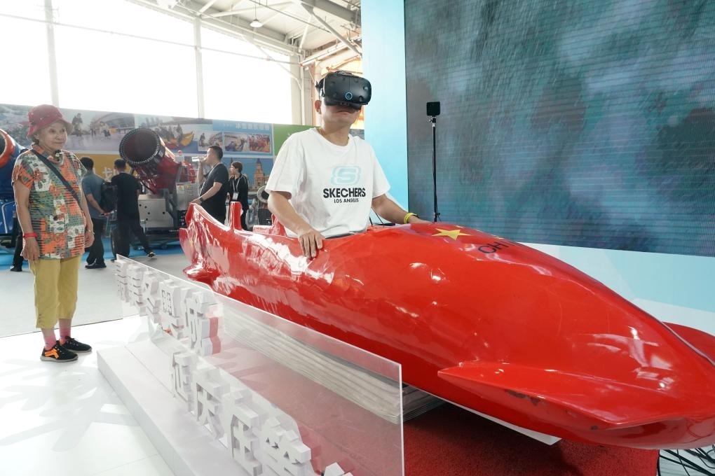 2023年9月15日，觀眾在2023國(guó)際冬季運(yùn)動(dòng)（北京）博覽會(huì)現(xiàn)場(chǎng)通過VR設(shè)備體驗(yàn)雪車。新華社記者 任超 攝