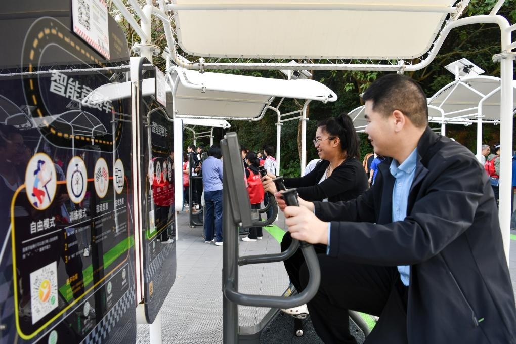 2024年1月20日，市民在蓮花山公園西區(qū)室外智能健身房參加競(jìng)賽活動(dòng)。當(dāng)日，深圳市室外智能健身競(jìng)賽活動(dòng)舉行。新華社記者 梁旭 攝