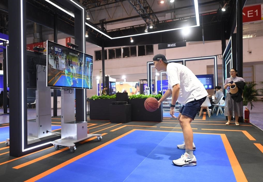 2023年8月25日，在HICOOL2023全球創(chuàng)業(yè)者峰會(huì)展覽展示區(qū)，觀眾體驗(yàn)AI智慧體育運(yùn)動(dòng)系統(tǒng)。當(dāng)日，HICOOL2023全球創(chuàng)業(yè)者峰會(huì)在位于北京市順義區(qū)的中國(guó)國(guó)際展覽中心（新館）開幕。新華社記者 任超 攝