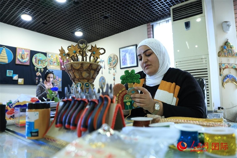 設(shè)計(jì)師娜達(dá)在制作巴比倫時(shí)期飾品。人民網(wǎng)伊納斯·易卜拉欣攝