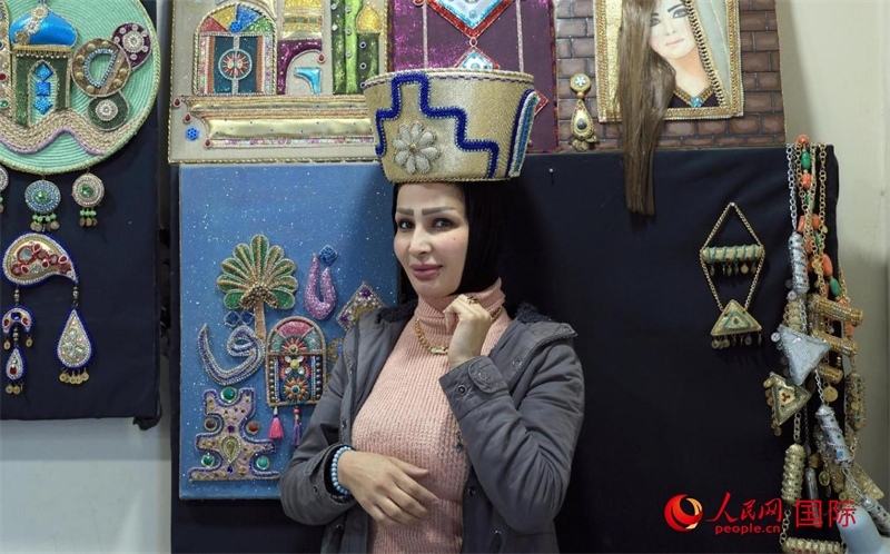 設(shè)計(jì)師展示亞述國王同款王冠。人民網(wǎng)伊納斯·易卜拉欣攝