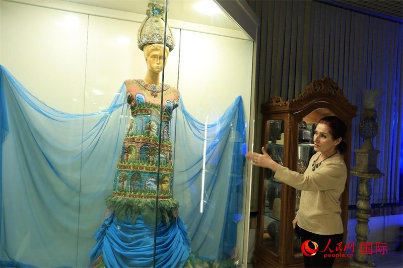 設(shè)計(jì)師展示服飾。人民網(wǎng)伊納斯·易卜拉欣攝