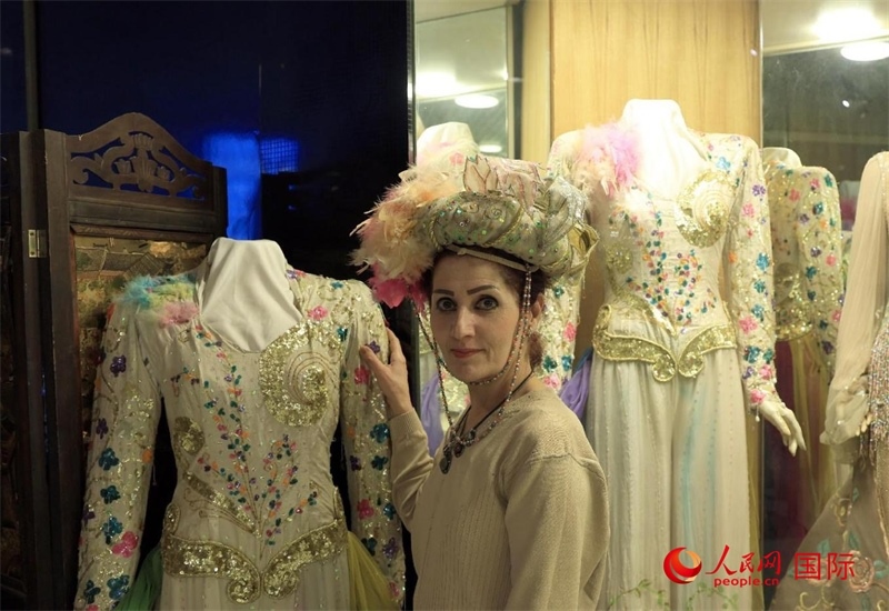 設(shè)計(jì)師展示阿拉伯阿巴斯王朝時(shí)期王冠。人民網(wǎng)伊納斯·易卜拉欣攝