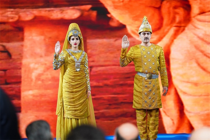 伊拉克時(shí)尚館舉辦的時(shí)裝展上，模特展示亞述時(shí)期服飾。伊拉克時(shí)尚館供圖