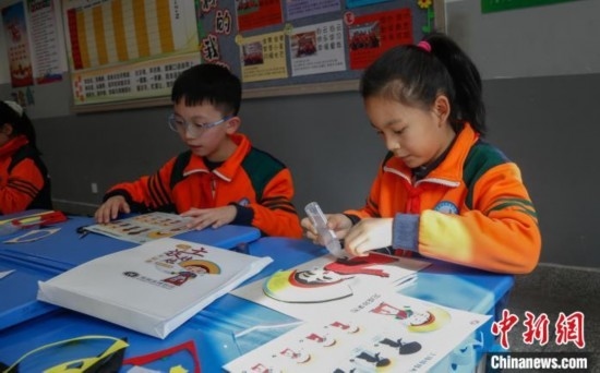 圖為學(xué)生參與“土族娃娃布貼畫”社教課。中新社記者 馬銘言 攝