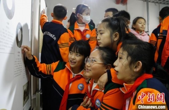 圖為學(xué)生參觀青海省博物館“1+3”主題流動展覽，了解在青海喇家遺址出土的齊家文化 · 玉三璜聯(lián)璧。中新社記者 馬銘言 攝
