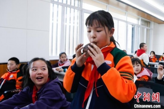 圖為學(xué)生在“國寶音樂會”社教課中體驗吹陶塤。中新社記者 馬銘言 攝