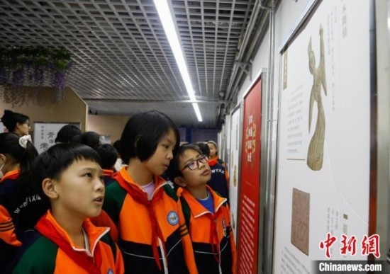 圖為學(xué)生參觀青海省博物館“1+3”主題流動展覽，了解木舞俑。中新社記者 馬銘言 攝