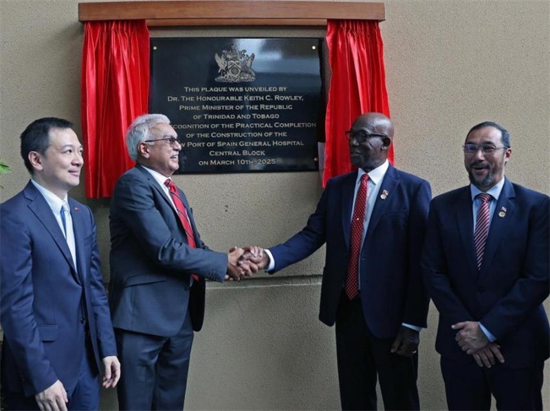 特多總理基思·羅利（右二）等特方政要、中國駐特多使館臨時代辦楊晗（左一）等出席西班牙港總醫(yī)院項目揭幕儀式。中國鐵建（加勒比）有限公司供圖