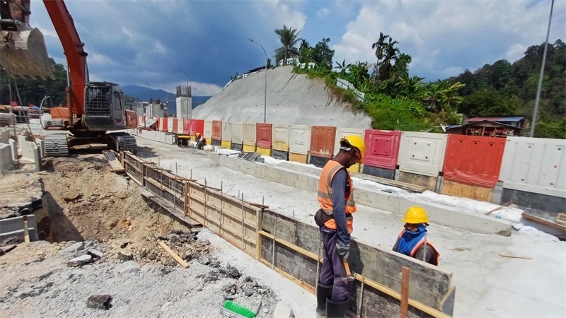 施工現(xiàn)場。 鄧騰亮攝