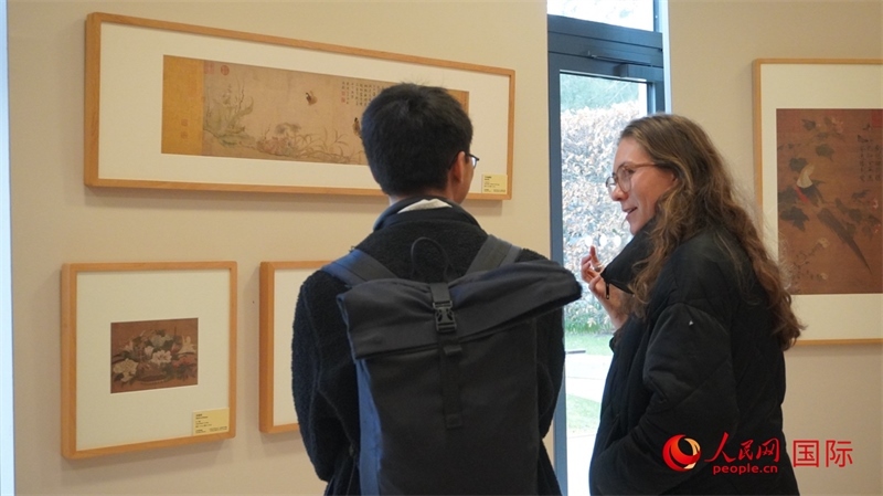 劍橋大學(xué)學(xué)者參觀宋畫特展。人民網(wǎng) 徐量攝