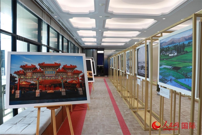 “遇見”攝影展現(xiàn)場。朱瀟逸攝