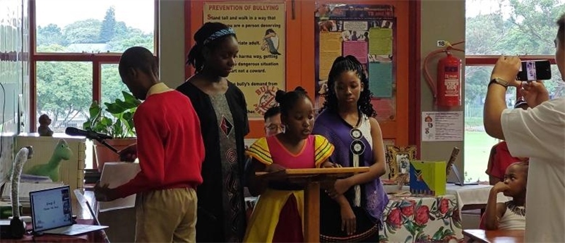 南非學(xué)生介紹南非。