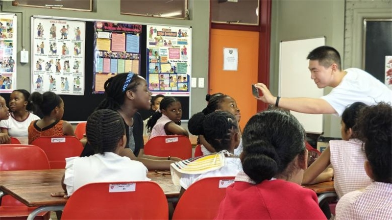 南非學(xué)生現(xiàn)場提問。