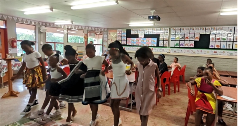 南非學(xué)生表演非洲歌舞，