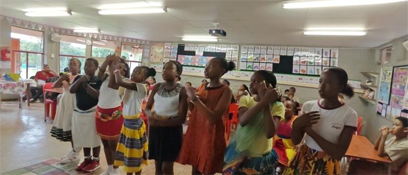 南非學(xué)生展示民族服飾，合唱《聽我說謝謝你》。