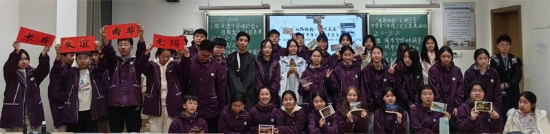 中南學(xué)生合影留念。