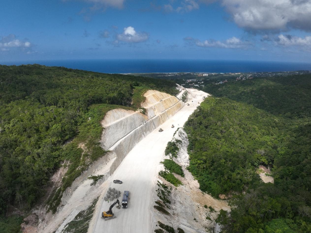 圖為中企承建的牙買加蒙特哥貝繞城路項目基層試驗段正在進(jìn)行攤鋪和碾壓施工，相關(guān)施工工作已于近日順利完成。中國港灣美洲區(qū)域公司供圖