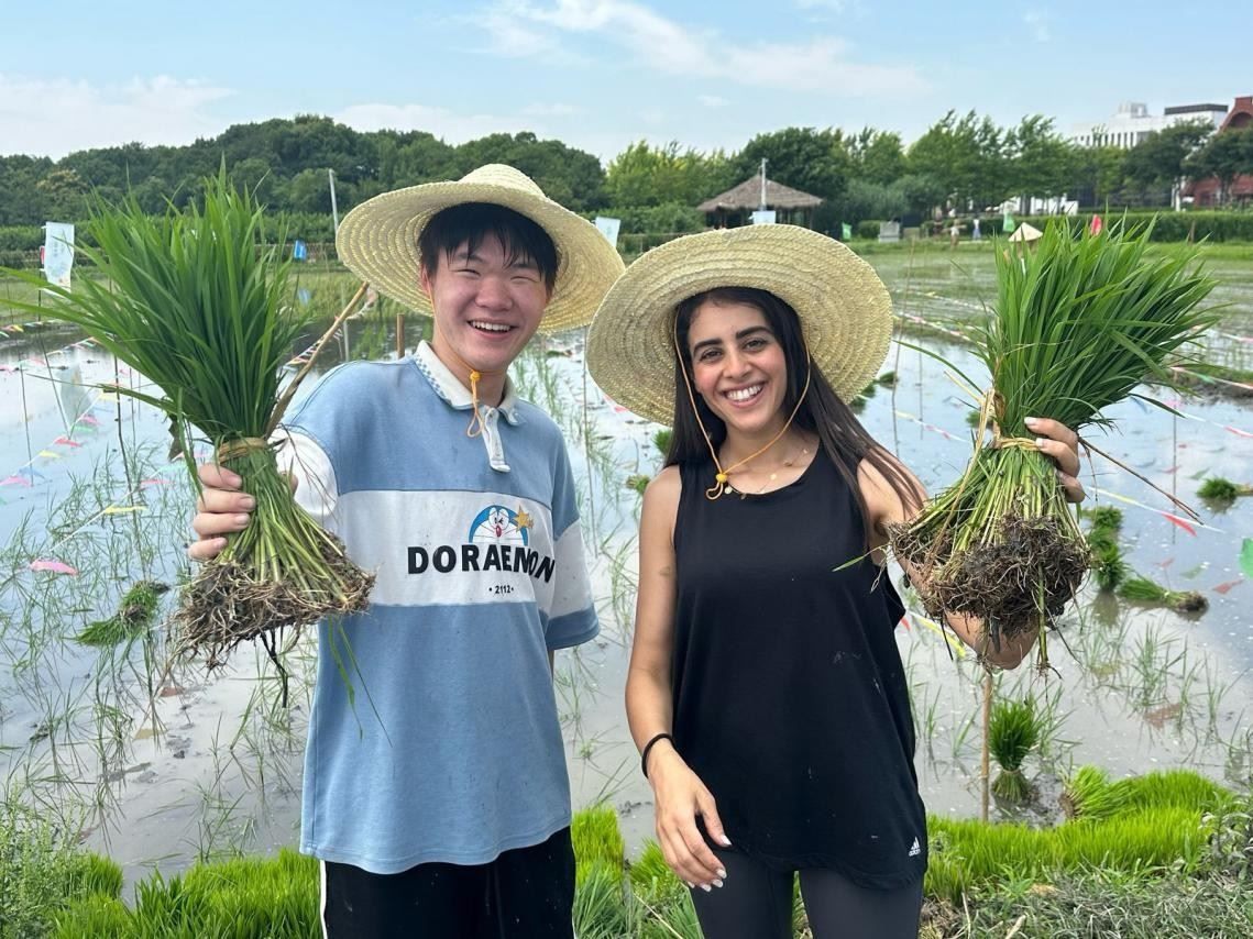 卡友琪在插秧。受訪者供圖