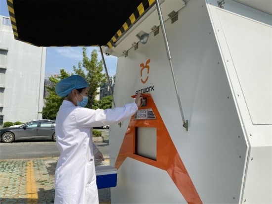 醫(yī)院接收無人機送來的醫(yī)療樣本。受訪者供圖