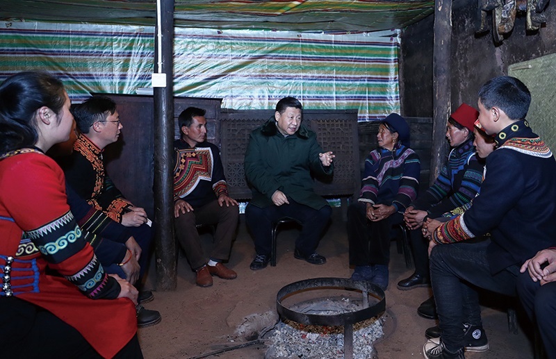 △2018年2月11日，四川涼山彝族自治州昭覺(jué)縣三岔河鄉(xiāng)三河村，習(xí)近平總書記來(lái)到村民節(jié)列俄阿木家中看望。