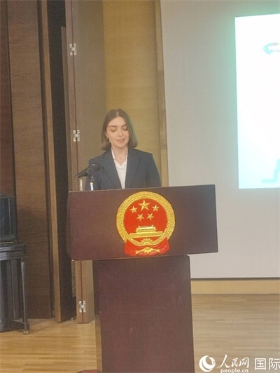 意方學(xué)生代表白綺花發(fā)言。人民網(wǎng)記者 鄭彬攝