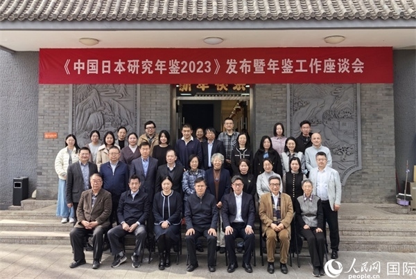 部分與會嘉賓合影留念。人民網(wǎng)記者 陳建軍攝