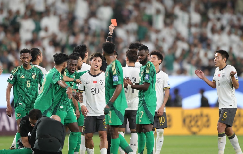 3月20日，主裁判向中國隊球員林良銘出示紅牌。新華社記者 王東震 攝