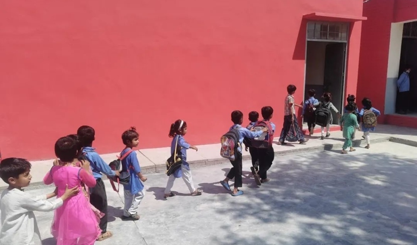 同學(xué)們走進(jìn)修繕一新的校園。中國電建集團(tuán)湖北工程有限公司供圖