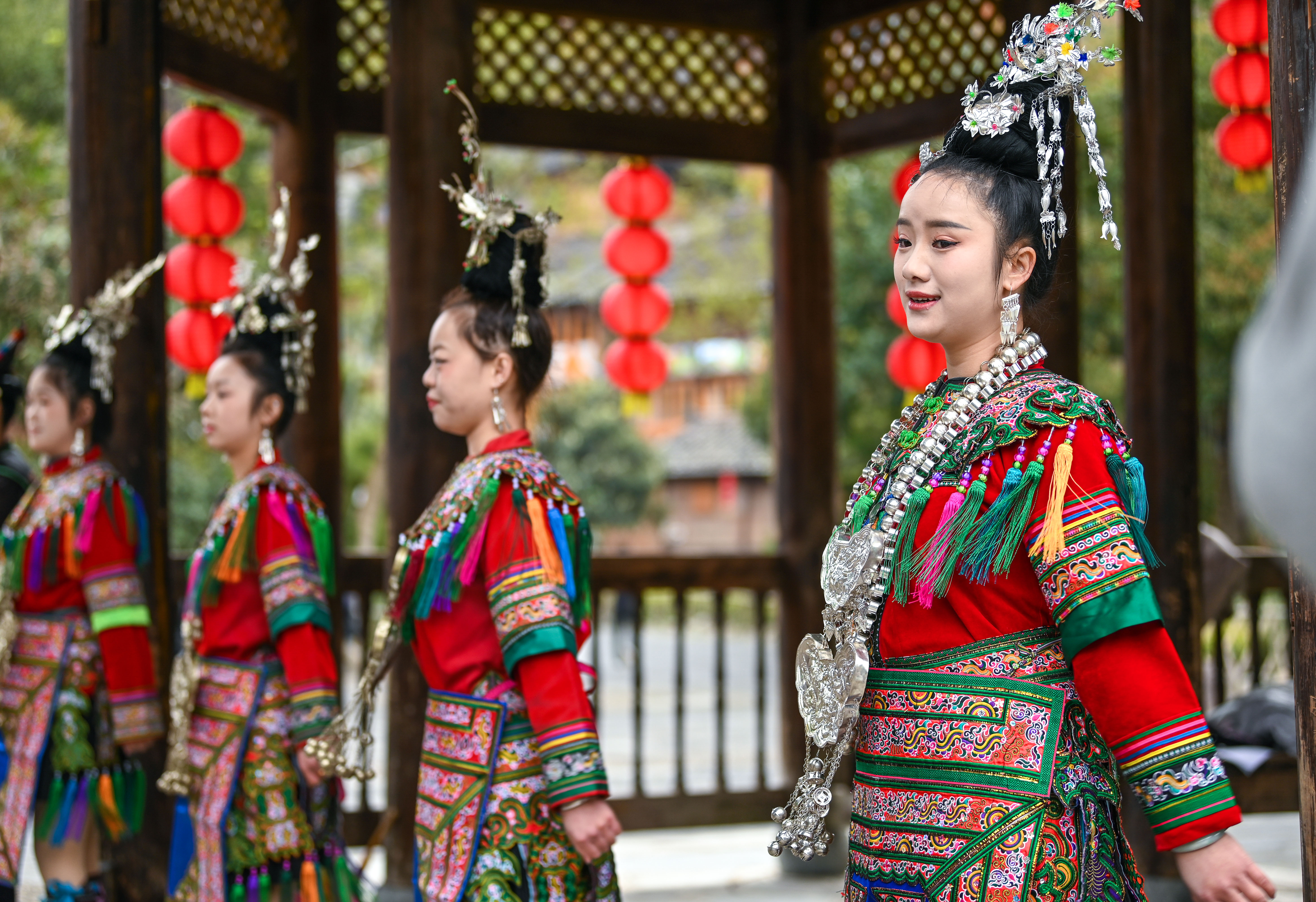  2025年3月18日，侗族群眾在貴州省黎平縣肇興侗寨給游客演唱侗族大歌。