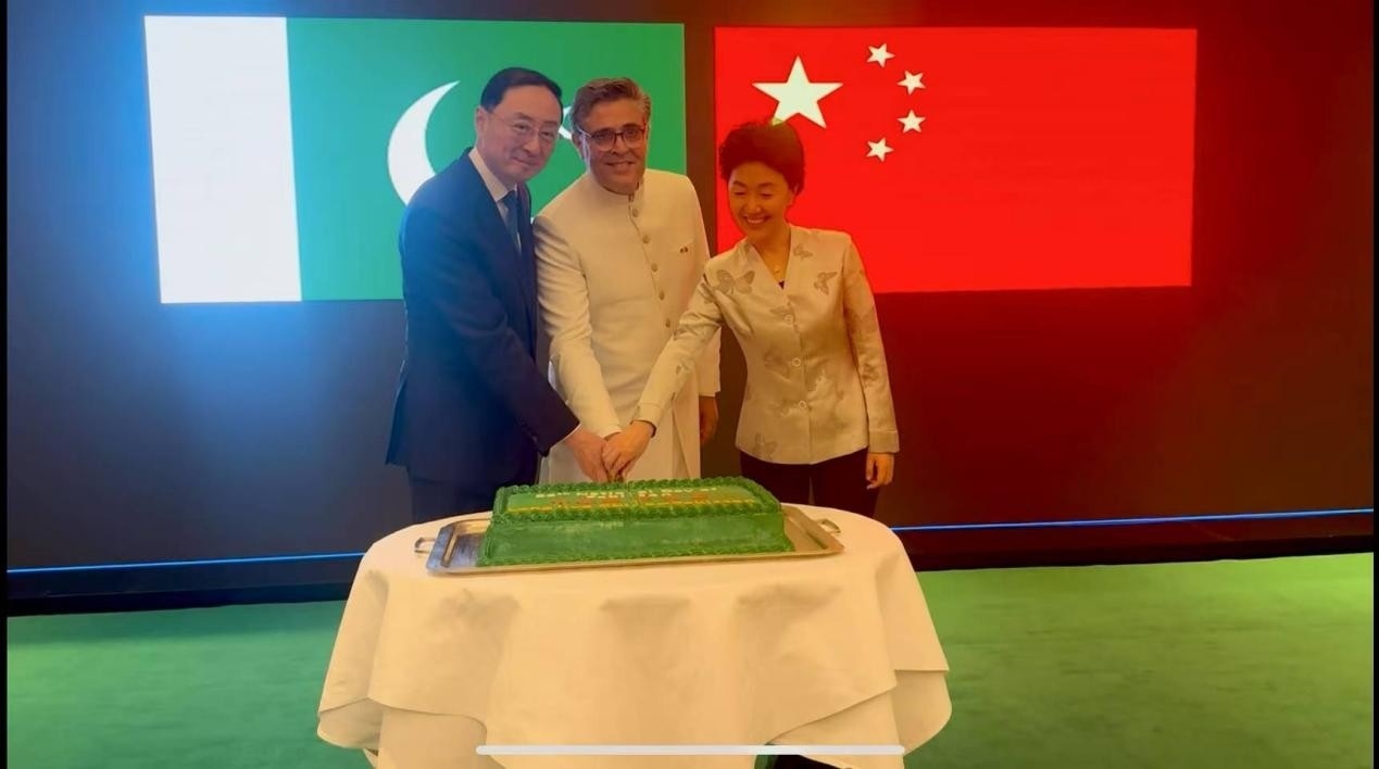 外交部副部長孫衛(wèi)東（左）、巴基斯坦駐華大使卡里爾·哈什米（中）、中聯(lián)部副部長孫海燕（右）共切蛋糕。巴基斯坦駐華大使館供圖