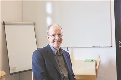 德國物理學會主席、雷根斯堡大學凝聚態(tài)物理學家克勞斯·里希特教授。駐德國記者 李山攝