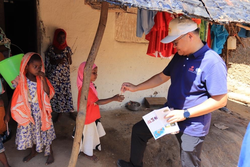 專家組向村民發(fā)放健康教育手冊和健康教育用品。專家組供圖