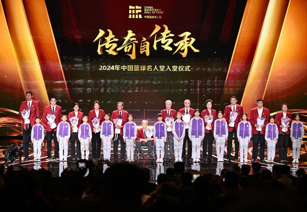 3月23日，在場(chǎng)的各屆中國(guó)籃球名人堂入堂人物在入堂儀式上合影留念。新華社記者 陳鐘昊 攝