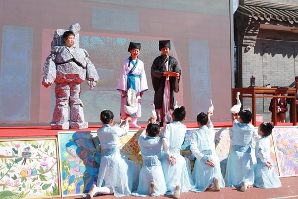 展覽開(kāi)幕式上，府學(xué)學(xué)子上演情景劇《鵝池》。府學(xué)胡同小學(xué)供圖