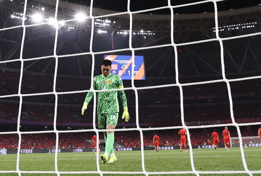 3月25日，中國隊守門員王大雷在球隊丟球后。新華社記者 曹燦 攝