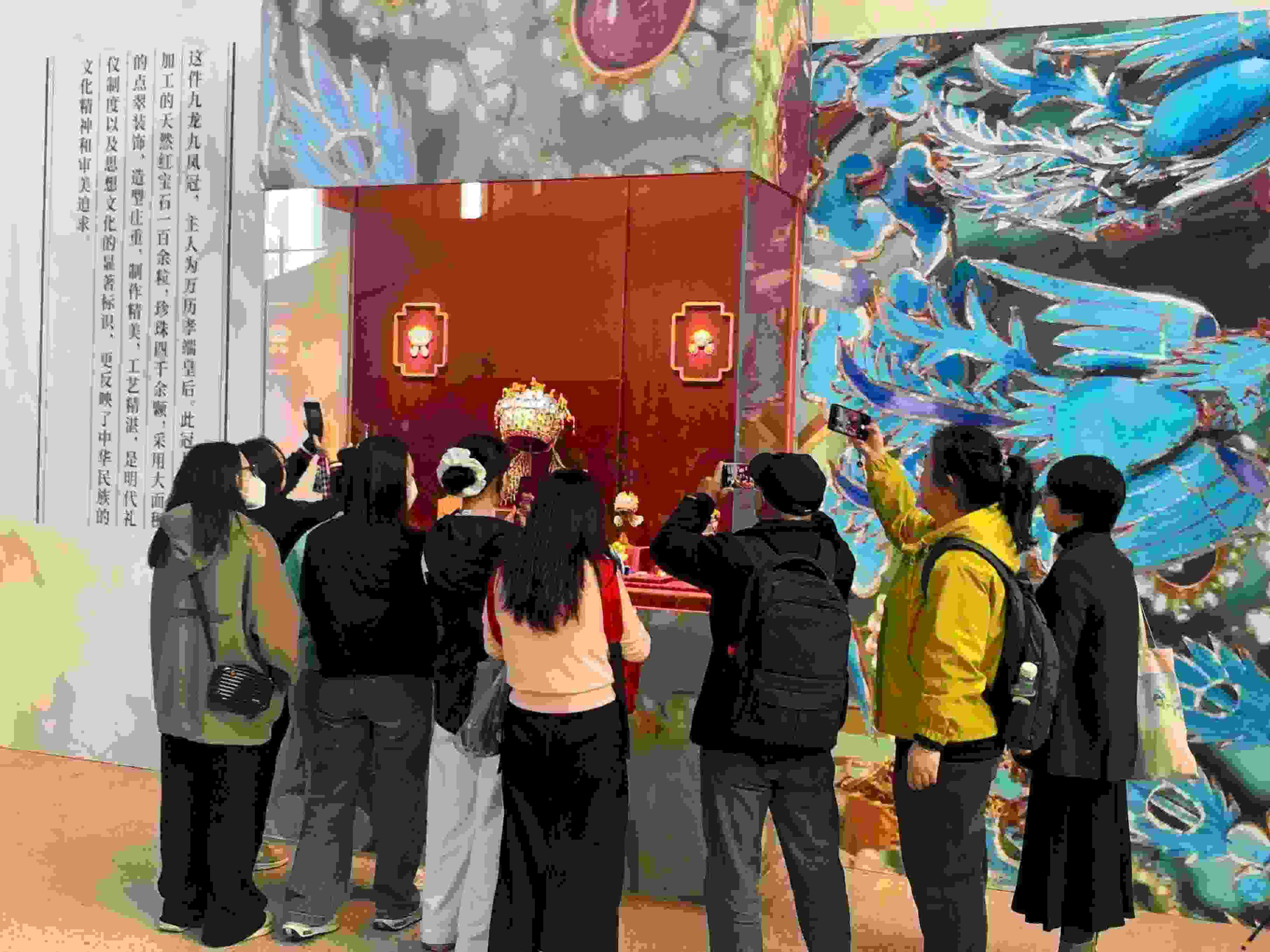 觀眾參觀國博鳳冠系列文創(chuàng)產(chǎn)品。人民網(wǎng)記者 劉穎穎攝