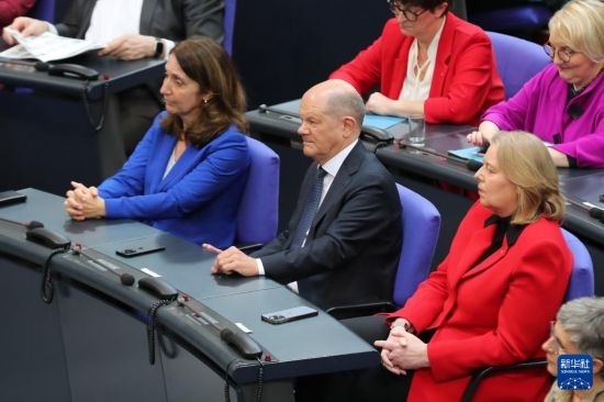 3月25日，在德國柏林，朔爾茨（中）出席新一屆德國聯(lián)邦議院首次全體會議。新華社記者 杜哲宇 攝