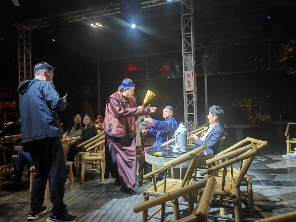 3月24日，《鶴鳴傳奇》在四川省成都市人民公園鶴鳴茶社演出。新華社記者 張海磊 攝