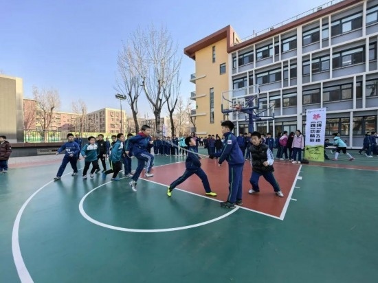 北京師范大學(xué)實(shí)驗(yàn)小學(xué)開展跳繩比賽。