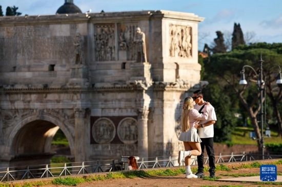 3月25日，在意大利羅馬，情侶在君士坦丁凱旋門(mén)前留影。新華社記者 李京 攝