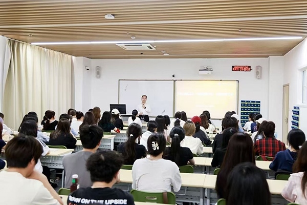 深圳職業(yè)技術(shù)大學(xué)黨委副書記、校長許建領(lǐng)為學(xué)生授課。學(xué)校供圖