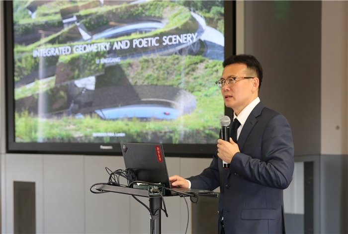 李興鋼院士做題為《勝景幾何》的主旨報(bào)告。活動(dòng)主辦方供圖