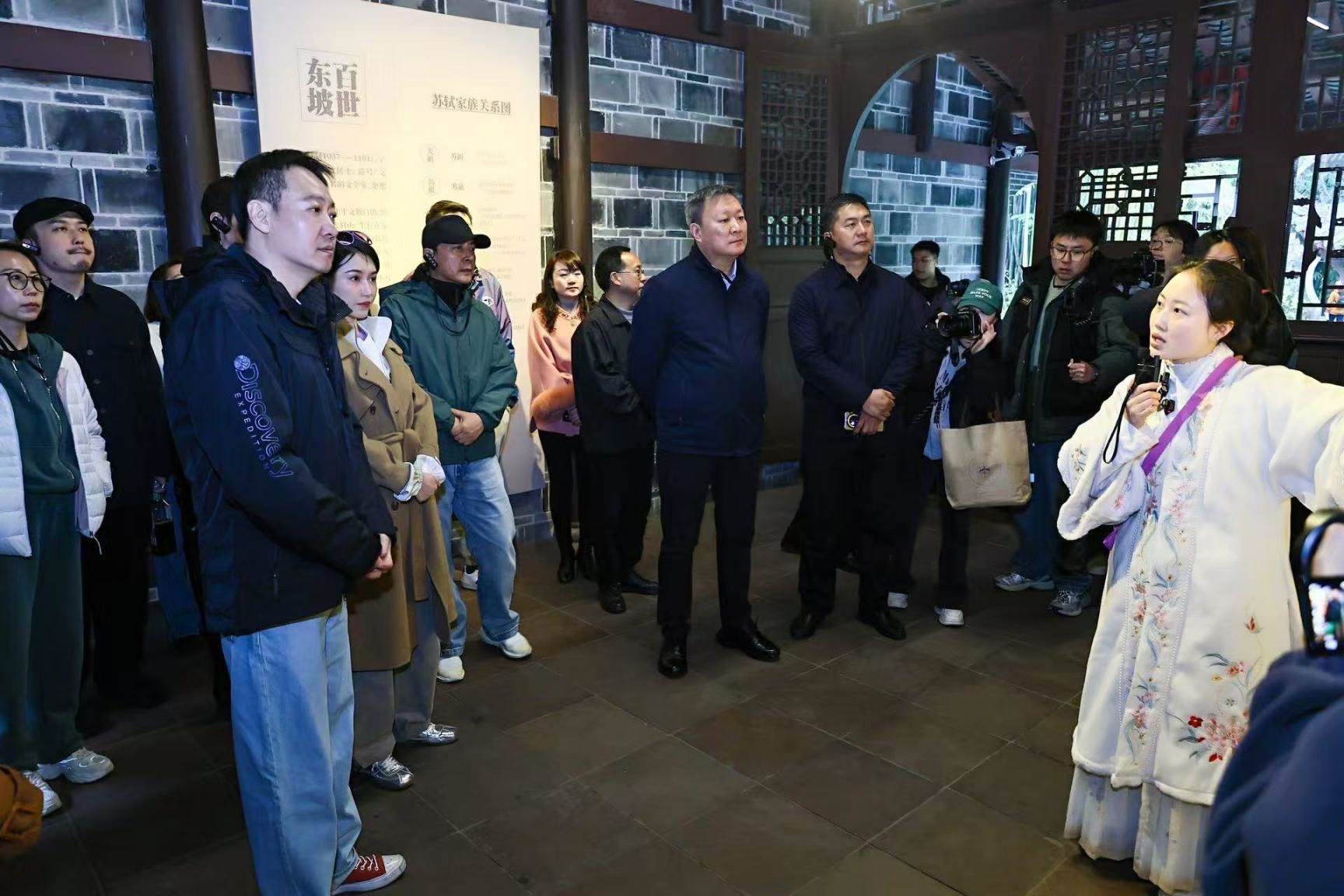 《蘇堤春曉》劇組在眉山三蘇祠參觀學(xué)習(xí)。受訪者供圖